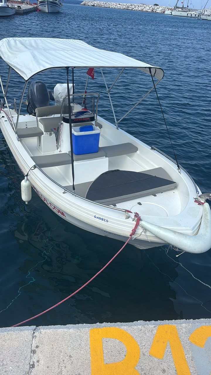 Wind Boat 4.70m bow docked view in Skopelos