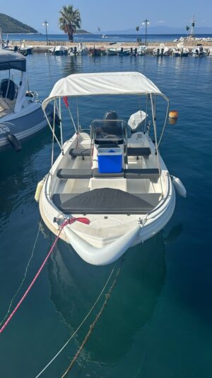 Wind Boat 4.70m front view in Skopelos marina