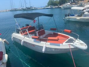 Wind Boat 4.90m side view with red seats in Skopelos marina