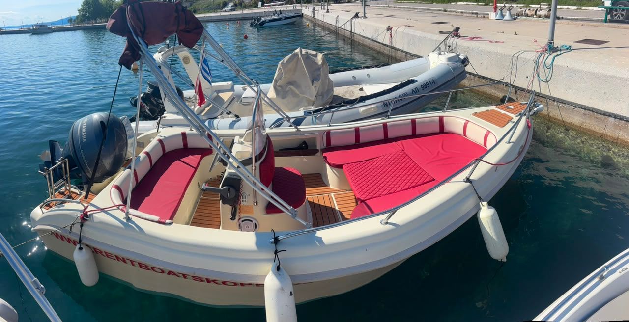 Wind Boat 5.30m side view with red seats in Skopelos marina