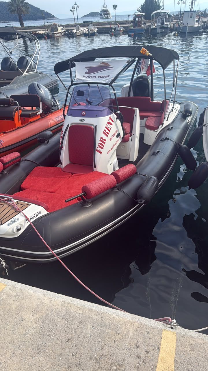 Wind Boat 6.5m front marina view in Skopelos